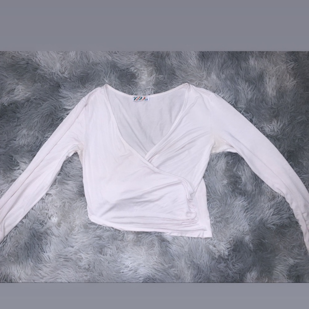 White cross over crop top 🤍